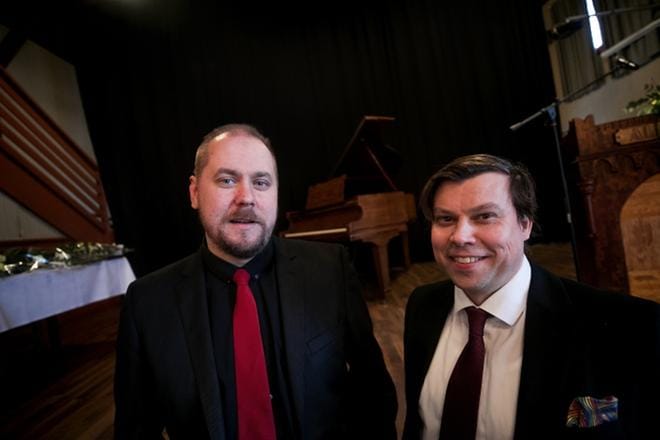 Mikko Jokipii ja Juha Siirtola vastaanottivat Artturi Leinosen palkinnon Mukula ry:n puolesta.