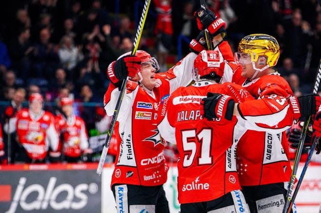 Sport on kuluvalla liigakaudella päässyt juhlimaan useita viime hetken voittoja. Kuvassa hyökkääjät Jesse Paukku, Antti Kalapudas ja Olavi Vauhkonen. Kuva: Samppa Toivonen / arkisto