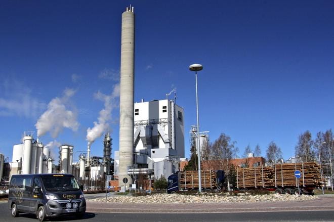 UPM:n Pietarsaaren tehtaan portista ajaa sisään vuorokaudessa 200 puutavara-autoa, lisäksi samassa ajassa puuta tuodaan rautateitse 60 junanvaunullista. Kaikkiaan tällä Alholmin tehdasalueella käytetään vuodessa puuta viisi miljoonaa kuutiometriä, josta pääosa tulee Pohjanmaan maakunnista, myös Etelä-Pohjanmaalta. KUVAT: ARTO TAKALAMPI