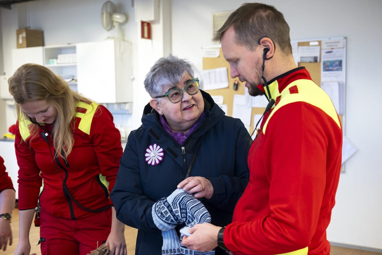 Martta Gunilla Pellinen esitteli sukkia Martina Bäckille ja Andre Åkerholmille.