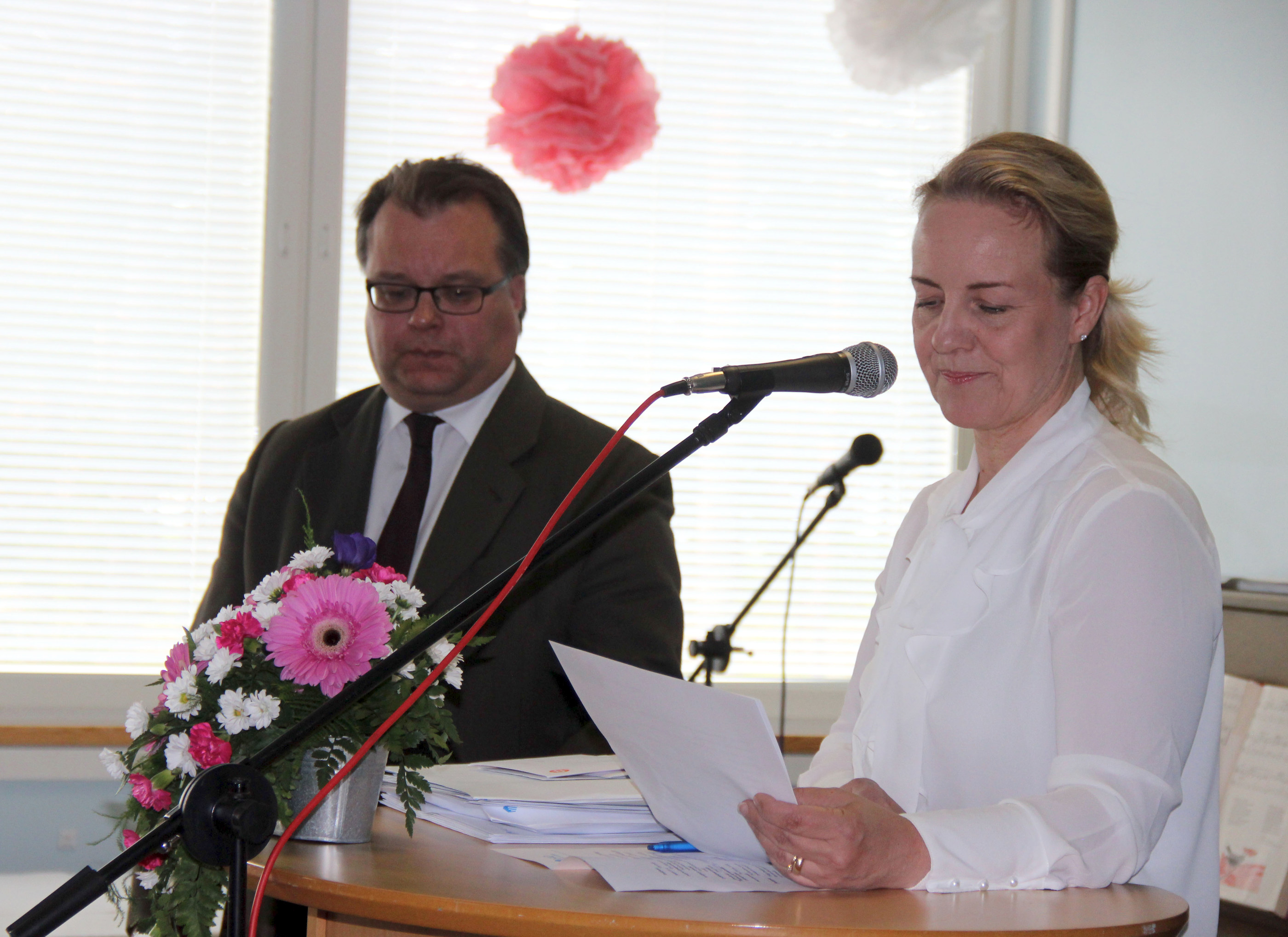 Keijo Kaukko ja Tiina Ruotsalainen jakavat ammattiin valmistuneiden todistuksia.