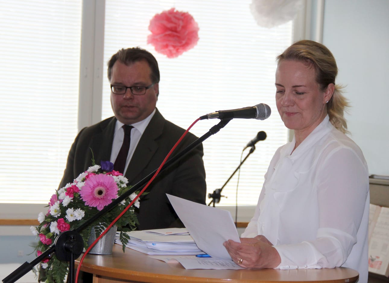 Keijo Kaukko ja Tiina Ruotsalainen jakavat ammattiin valmistuneiden todistuksia.