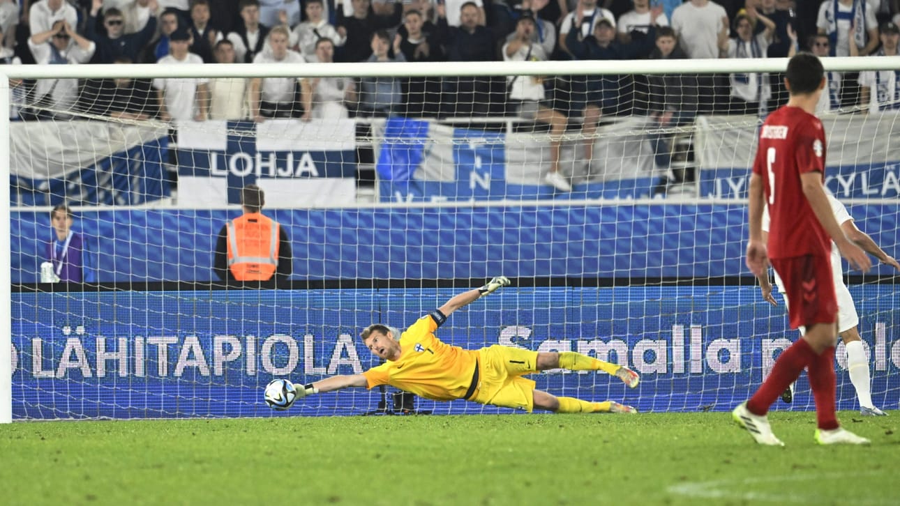 Suomen maalivahti Lukas Hradecky yritti sunnuntaina torjua Tanskan Pierre-Emile Höjbergin voittomaalia. Huuhkajat hävisi Helsingissä Tanskalle 0–1.