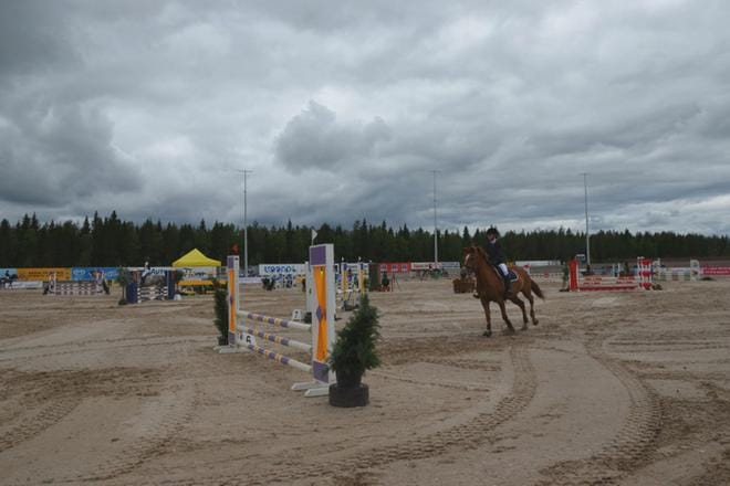 Jenni Väisänen kilpailee ratsunsa Helmi Olivian kanssa myös lauantaina. Kuva: Outi Rantala