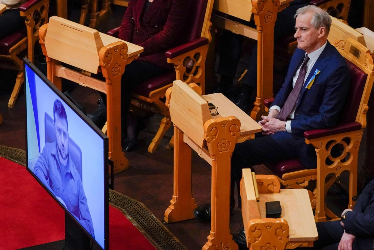 Norjan pääministeri Jonas Gahr Störe kuunteli Ukrainan presidentin Volodymyr Zelenskyin puhetta. Lehtikuva/AFP