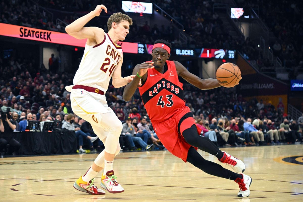 Lauri Markkasen (vas.) edustama Cleveland voitti Toronton. LEHTIKUVA / AFP