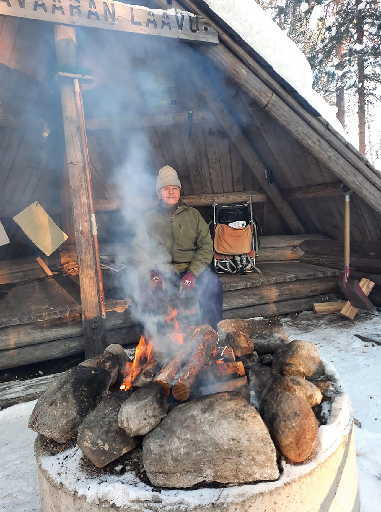 Lukijan kuva. Timo Luiro piti tulta yllä Mellavaaran laavulla lauantaina ja tarjosi kahvit muun muassa Tarja Orjasniemelle. Luiro on tuonut laavulle lapion ja harjan, jotta laavun voi pitää puhtaana lumesta.