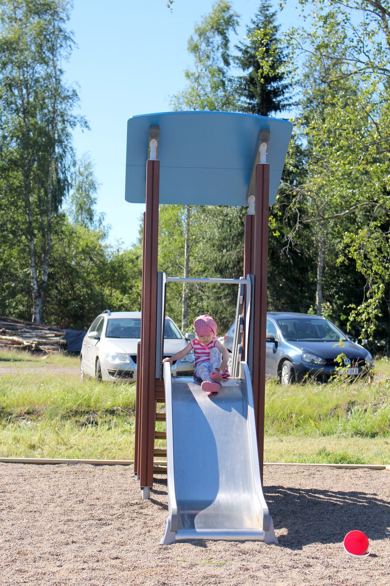 Kentän liukumäki on Ailiinan mieleen.