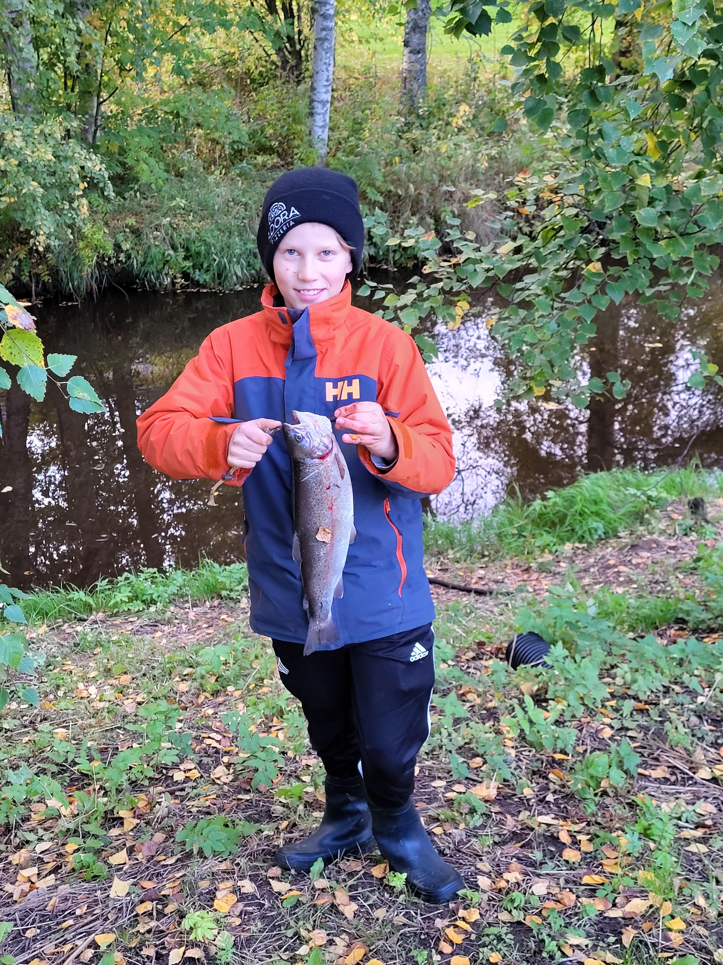 Liminganjoesta kirjolohta nostava Eetu on innokas kalastajantaimi – "Ahvenen paistoa nuotiolla olisi haaveissa joskus kokeilla"