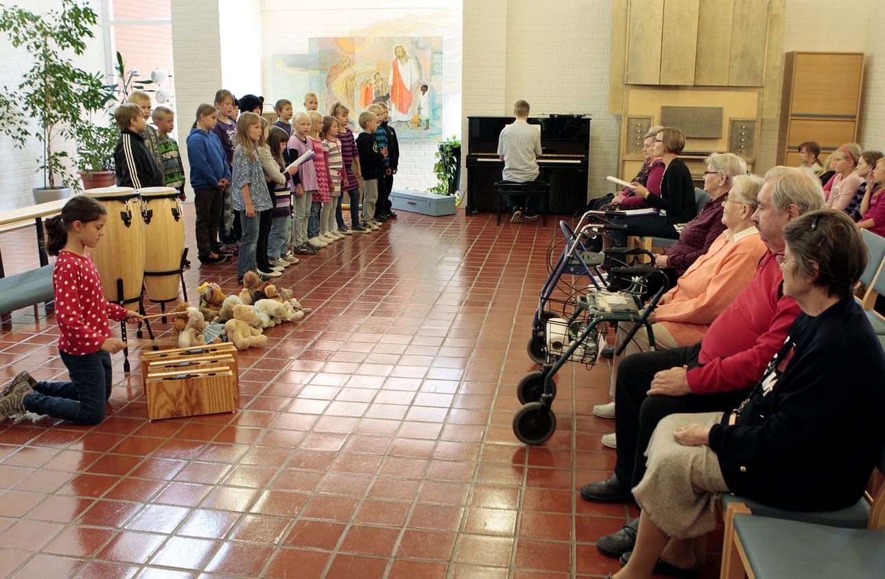 Ensimmäinen Sävelsilta rakentui viime perjantaina Maikkulan kappelissa, missä Patamäen koulun 3.-luokkalaisten kanssa musisoivat nyckelharpaa sormitellut Oulu Sinfonian alttoviulisti Anna-Maija Rousselle ja pianisti Petteri Turunen Oulun seudun ammattikorkeakoulusta. Yleisön joukossa oli Maikkulan Toivo -palvelutalon asukkaita.