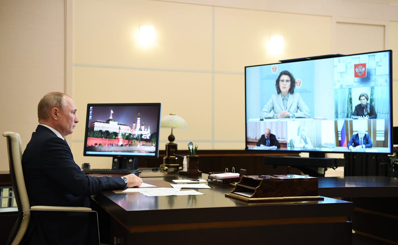 Venäjän johdon videokokouksissa presidentti Vladimir Putin kuuntelee johtavien virkahenkilöiden raportteja. Ilmeet ovat olleet tiukkoja.