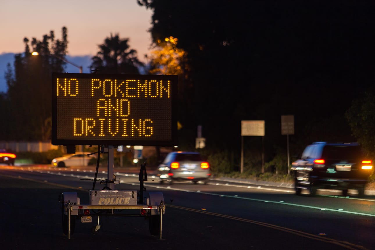 Kaliforniassa autoilijoita kielletään pelaamasta Pokémonia kesken ajon. Australiassa on jo sakotettu autoilijoita, jotka pelaavat peliä ratin takana.