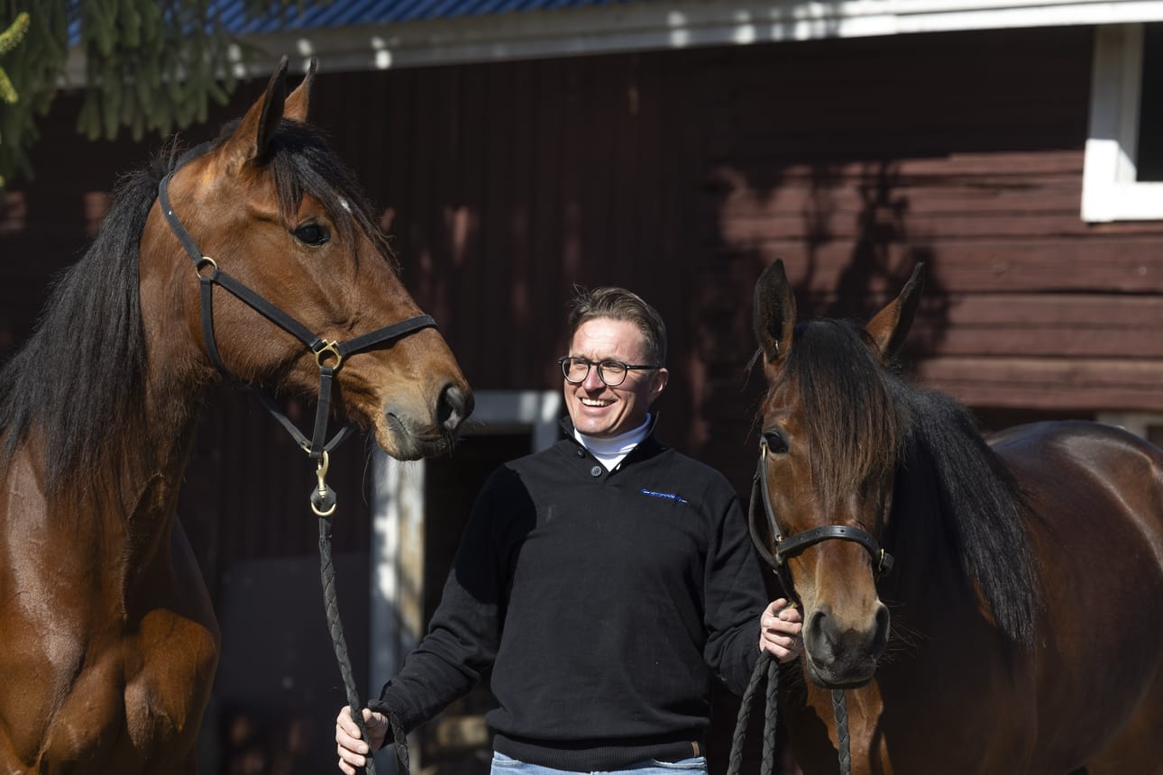 Ilmajokelaisen Tommi Ala-Nikkolan pienestä tallista tulee Seinäjoen T75-ravien lähtöihin kaksi hevosta, Cassandra Orden (vas.) ja Callela Xplosion.