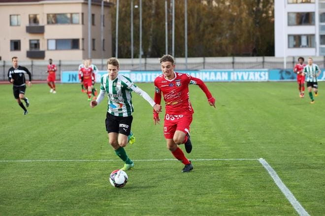 VPS-kasvatti Samu Alanko (kuvassa oik.) pelasi loistokauden 2016 Jarossa ja juhlii nyt sarjanousua Itävallassa. KUVA: ARKISTO / GLENN HÄGG