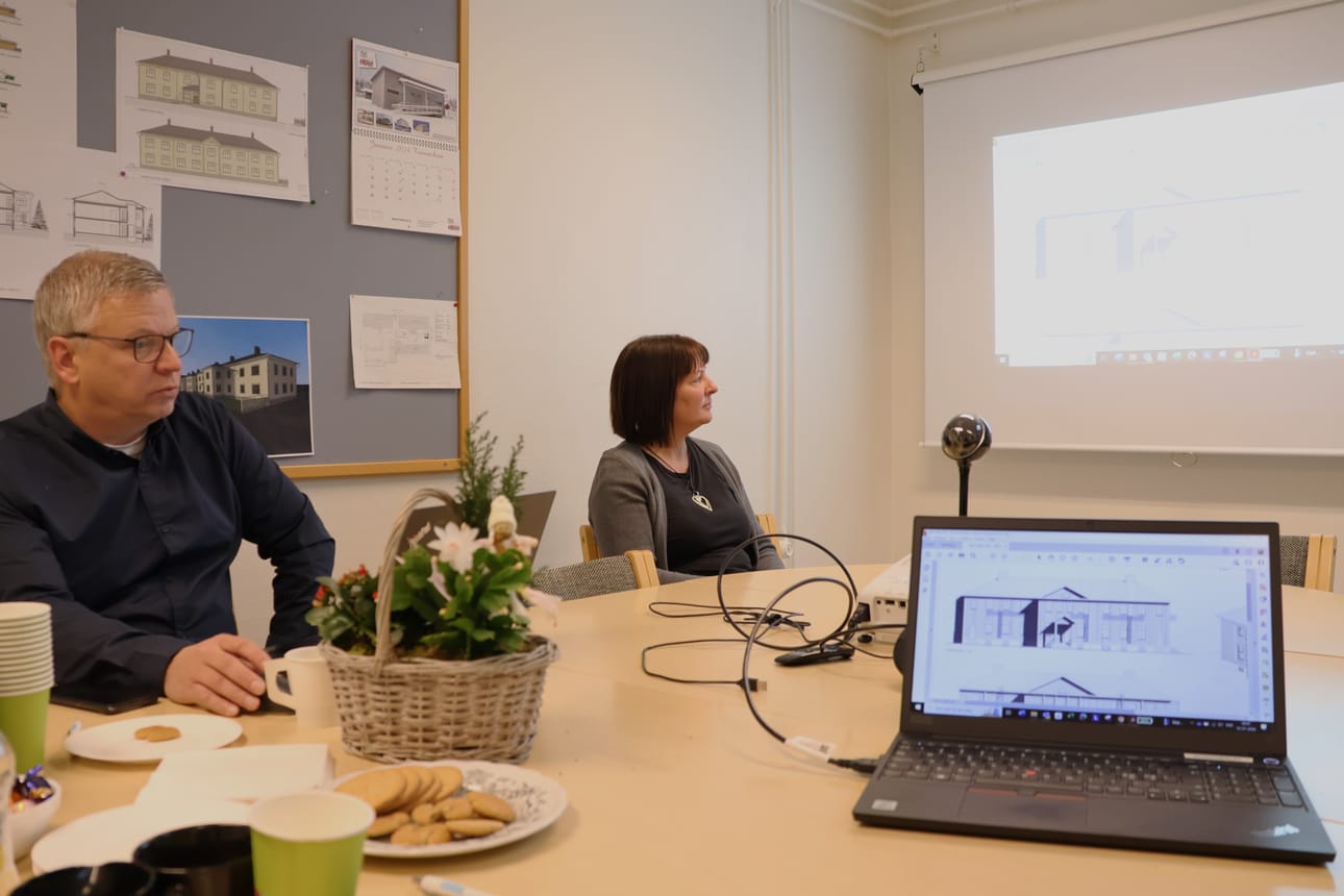 Tom Heinonen ja Maria Viikilä esittelivät Lapväärtin kansanopiston remonttia varten tehtyjä piirustuksia konttorissaan Korkeaharjulla. Kaupungin omistamalle yhtiölle siirtyvät alueen tontti, kansanopiston päärakennus sekä kaksi muuta pienempää rakennusta. Niistä toisessa on tilat puutöitä varten ja toinen on vanha koulu toimien muun muassa kokoustilana.