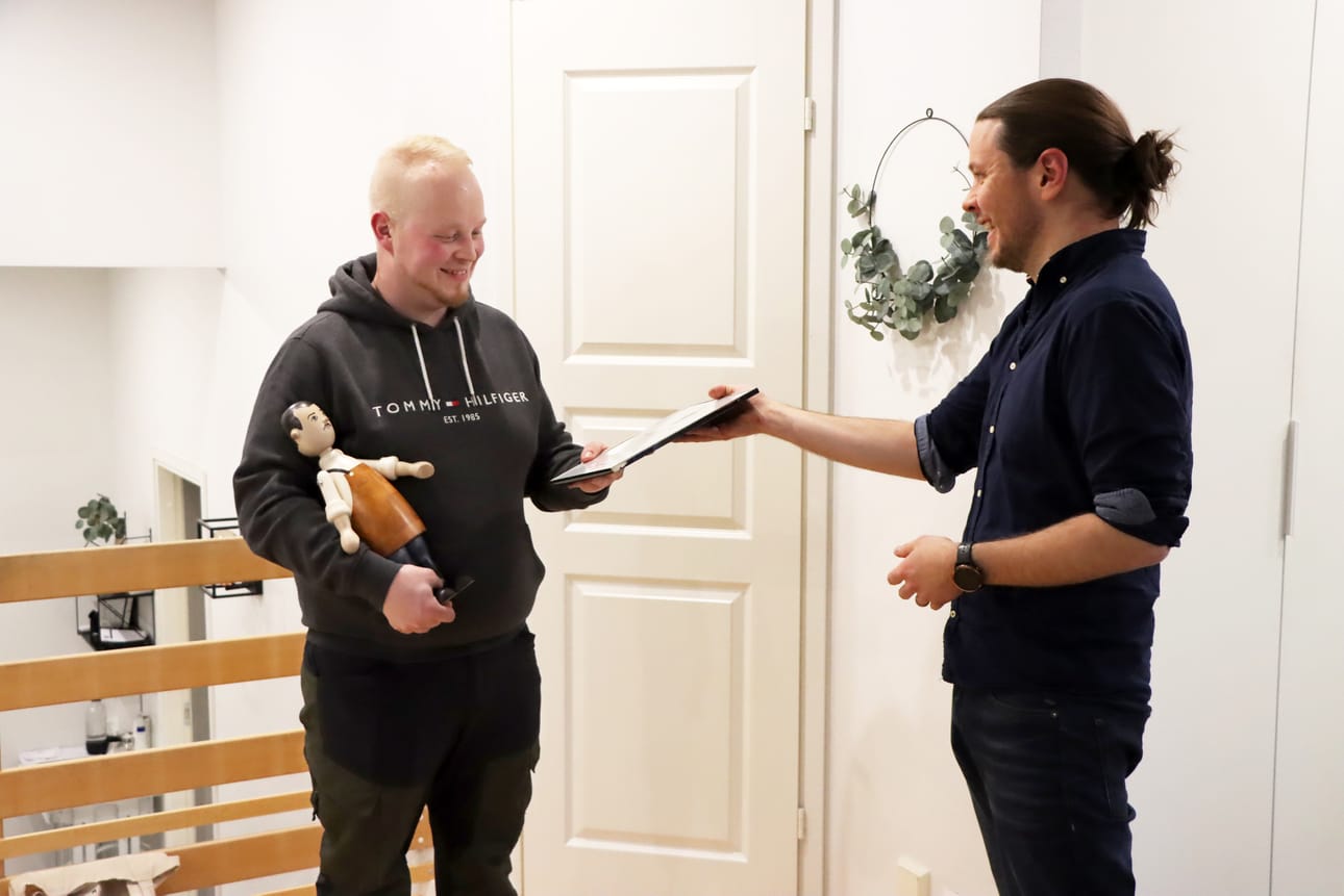 28-vuotias yrittäjä Joonas Hannula sai Nikkaripatsaan ja kunniakirjan päätoimittaja Jarmo Panulalta viime viikolla.