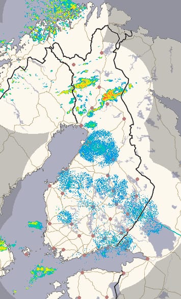Muuttolintuparvet näkyvät aamuyöllä kirkkaan sinisinä harsoina sadetutkakuvassa, jonka lukija oli tallentanut.
