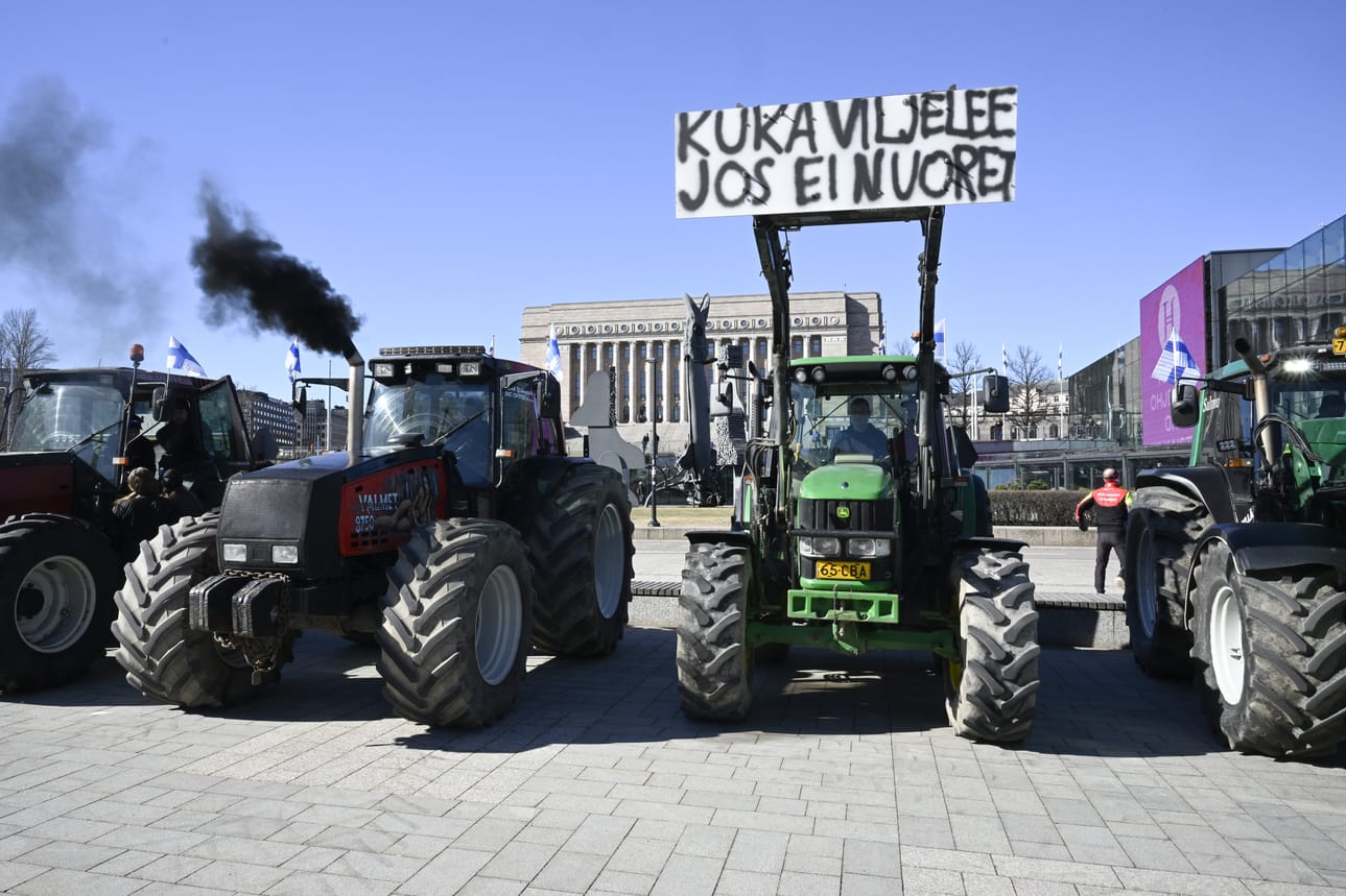 Maataloustuottajat eri puolilta maata kokoontuivat Eduskuntatalon edustalle kertomaan huoltaan elinkeinonsa tulevaisuudesta.