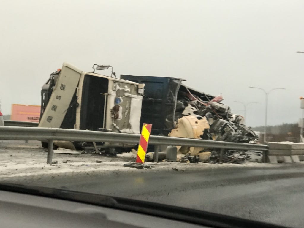 Ajoneuvo kaatui Pohjantiellä Kempeleessä lauantaina aamupäivällä.