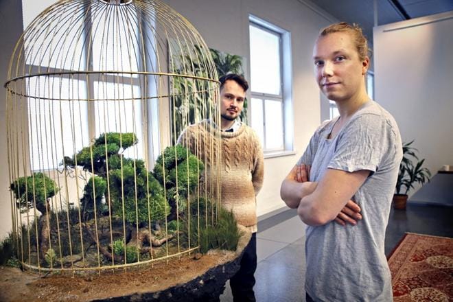 Ihmisen suhde luontoon ja ympäristöön on Jouna Karsin (vas.) ja Raimo Saarisen (oi.) teosten lähtökohta. Vasemmalla on maisemallisia veistoksia tekevän Jouna Karsin veistos Kevät. KUVA: ANNE PUUMALA