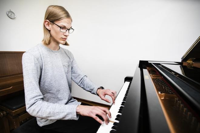 Lauri Mäki-Kojola sanoo kirjoittaneensa melodioita aina. Pianonsoitto alkoi neljävuotiaana, mutta säveltäminen on ykkösjuttu. KUVA: KRISTA LUOMA
