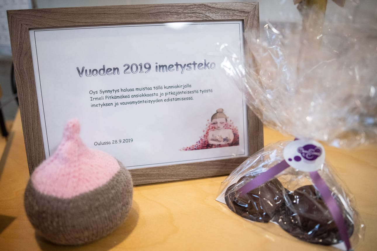 Irmeli Pitkämäki sai OYS:ilta Vuoden 2019 Imetysteko-tunnustuksen ansiokkaasta työstään vauvamyönteisyyden ja imetyksen parissa.