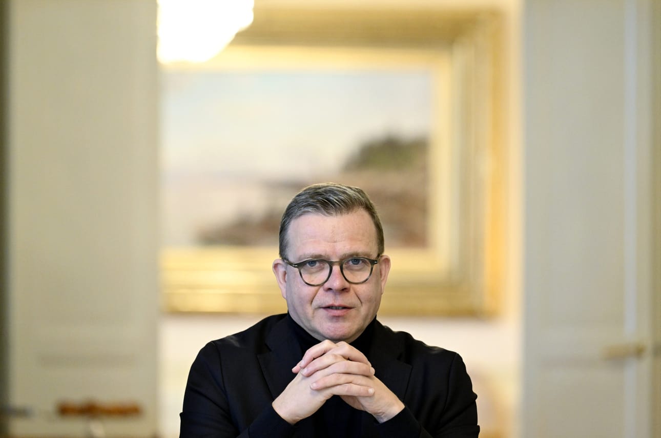 Pääministeri Petteri Orpo sanoi sunnuntaina Kesärannasta lähetetyllä haastattelutunnilla, että yksi suurimmista haasteista on ollut hyvinvointialueiden rahoitustarve. LEHTIKUVA / Heikki Saukkomaa