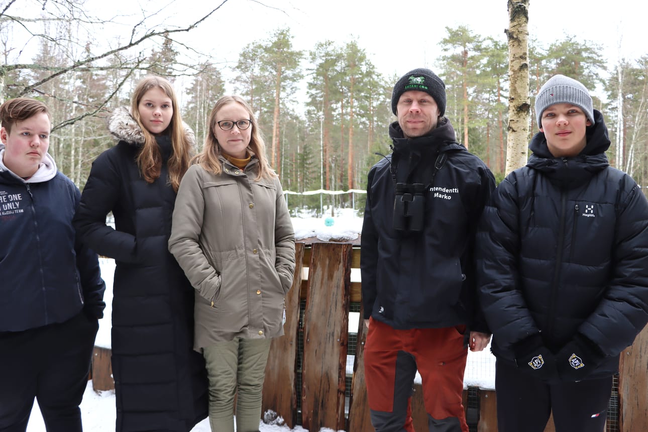 Santtu Kakkuri, Suvi Veskoniemi ja opettaja Hanna-Mari Karjalainen sekä Valtteri Pienimäki olivat susiaitauksen aidalla yhdessä intendentti Marko Haapakosken kanssa.