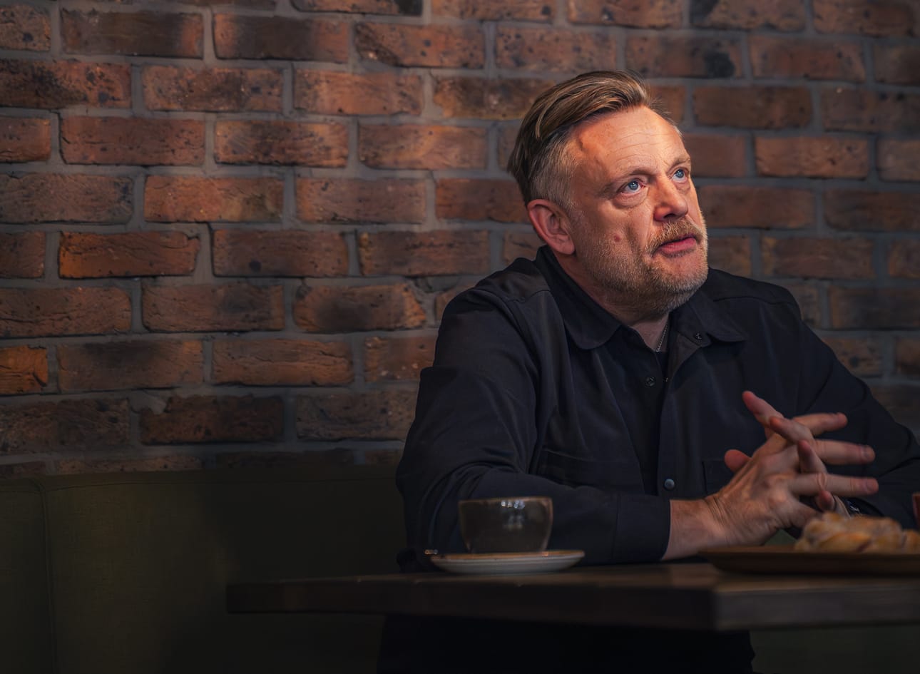 Brittiläis-saksalainen säveltäjä Andrew Melchior suunnitteli Oulun tuomiokirkkoon teoksen, joka yhdistää astrofyysistä, uskontotieteellistä ja filosofista kulmaa. ”Ihmiset voivat tulla kokemaan teoksen omista lähtökohdistaan. Jollekulle se on filosofista pohdintaa, toiselle uskontoa, ja joku ehkä haluaa vain tulla kokemaan meditatiivisen hetken.”