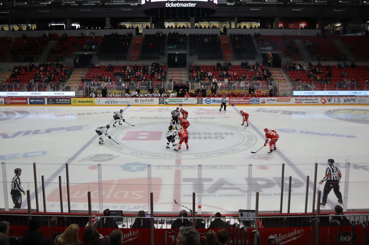 Jääkiekko-ottelun aloituskuvio on ennalta tarkasti suunniteltu muodostelma, jollaisia hyödynnetään myös tanssikoreografioissa.