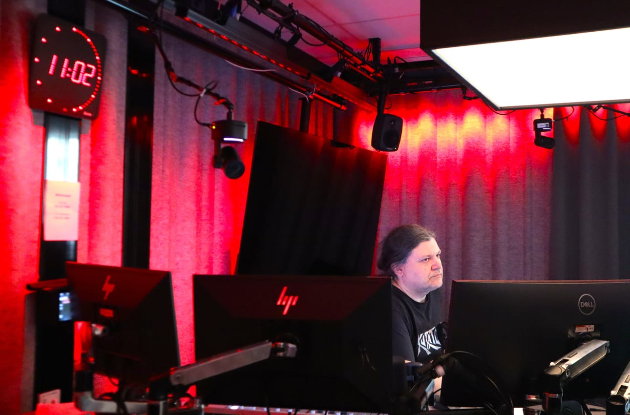 Radio Vegan studiossa on radiolähetys meneillään. Roger Källman on yhteydessä toimittaja Malin Hulkkiin, joka on tekemässä juttua Petolahden kesäteatterista.