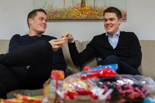 Mustasaarelainen Daniel Hirvonen ja vaasalainen Matias Toukonen pyörittävät toimistohotellissa verkkokarkkikauppaa. KUVA: MINNA ANTILA