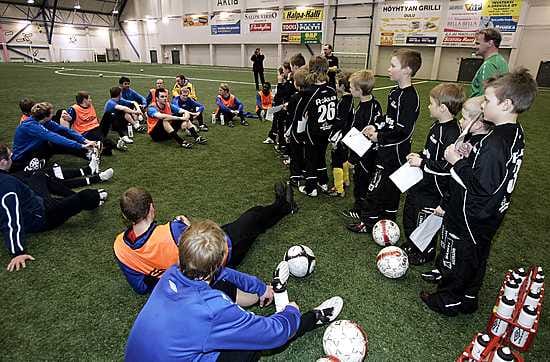 FC Yli-Utoksen juniorit kuuntelivat tarkkaavaisina ja innostuneina, kun AC Oulun pelaajat esittelivät itsensä. Hetken kuluttua pojat aloittivat onnistuneesti nimikirjoitusten metsästämisen.
