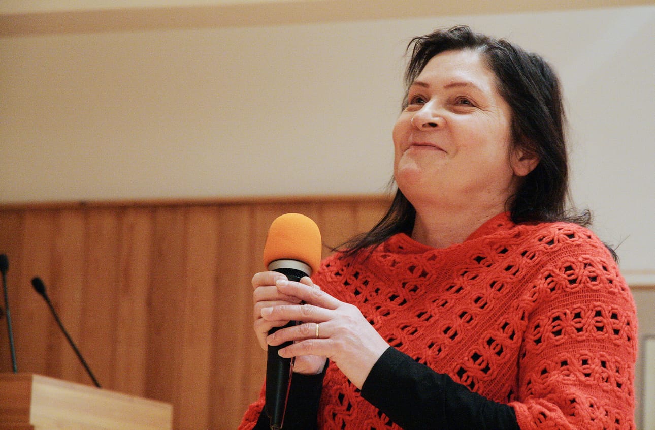 Marja Ollikaisella on kotona karaokelaitteet, mutta niitä tulee käytettyä aika harvoin. – Silloin tällöin voin kokeilla jo kotona, onnistuuko joku kappale tai biisi minulle. Sitten kun tulen kerhoon, voin pyytää säätämään laulun äänialaa minulle sopivammaksi. On hauskempaa laulaa muiden kanssa ja vähän esiintyäkin.