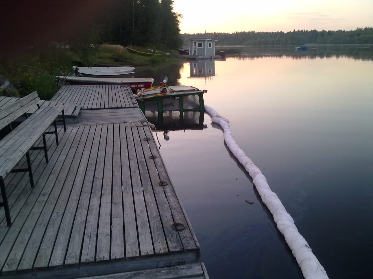 Proomusta näkyy vain katto.