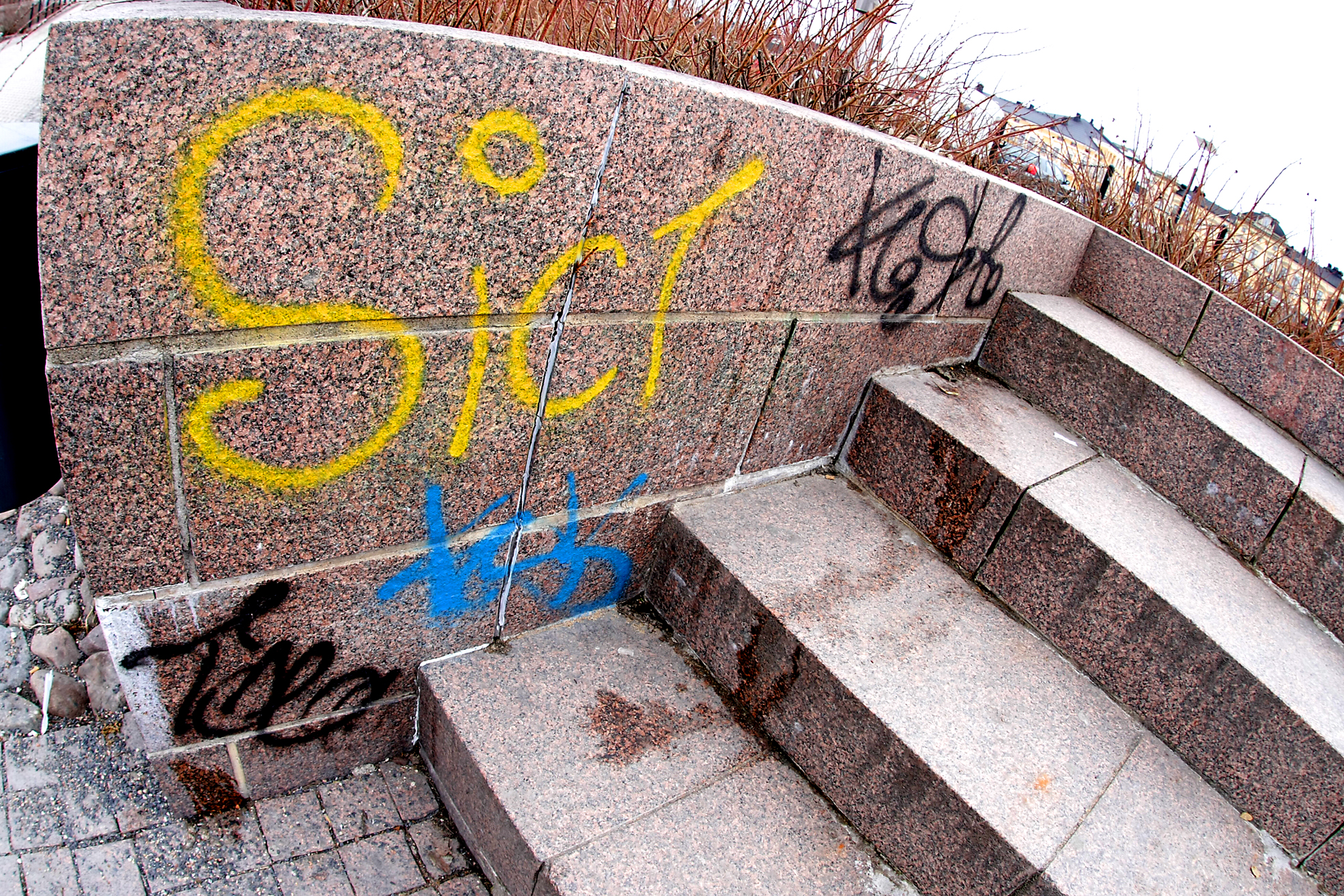 Kaupunki putsauttaa graffitit pois.