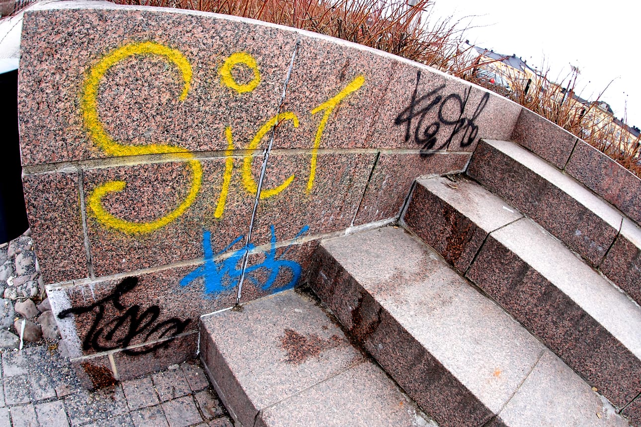 Kaupunki putsauttaa graffitit pois.