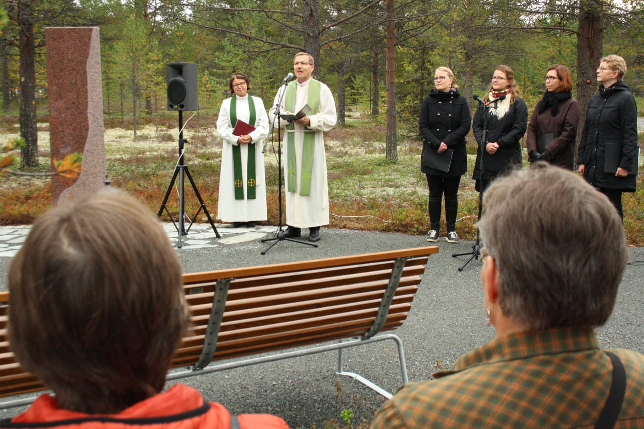 Piispa Jukka Keskitalo vihki Kuusamon Ristikankaan muistolehdon. Vierellä kirkkoherra Taina Manninen sekä lauluryhmä Soios eli Ruut Heikkilä, Laura Tornberg, Tiina Koskela-Janhunen ja Kaija Alajuuma.