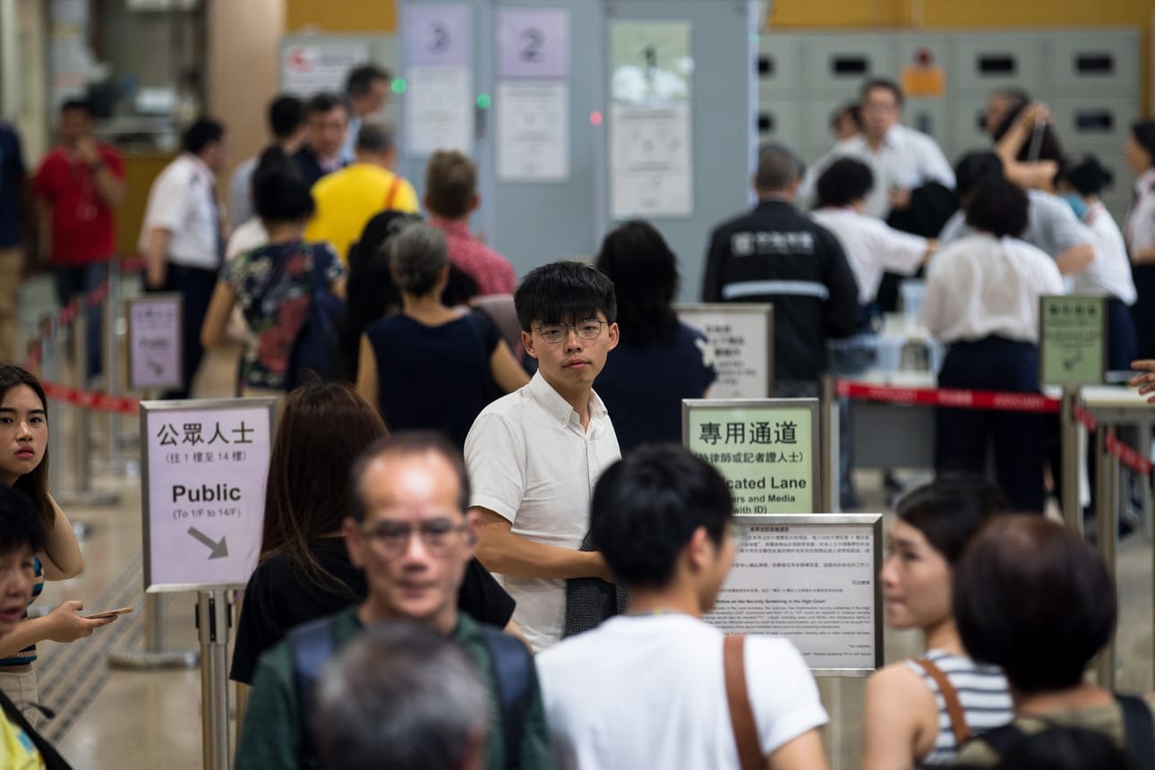 Demokratia-aktivisti Joshua Wong astui Hongkongin korkeimman oikeuden istuntoon toukokuun puolivälissä. Hänet määrättiin tuolloin vielä kuukaudeksi telkien taakse.