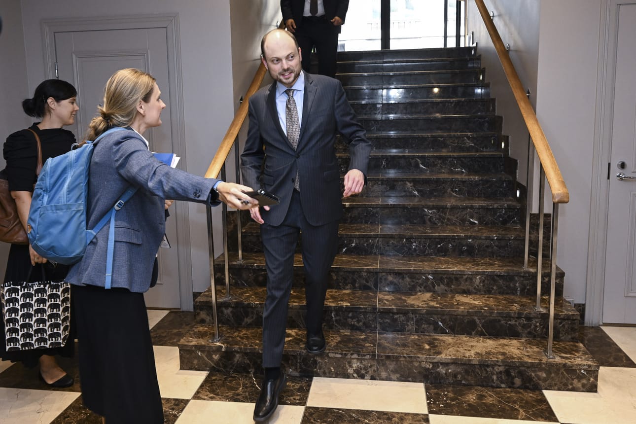 Helsinkiläisessä hotellissa torstaina haastatteluita antanut venäläinen oppositiopoliitikko ja toimittaja Vladimir Kara-Murza pitää tärkeänä, että länsi tukee kaikin tavoin Ukrainaa maahan hyökännyttä Venäjää vastaan.