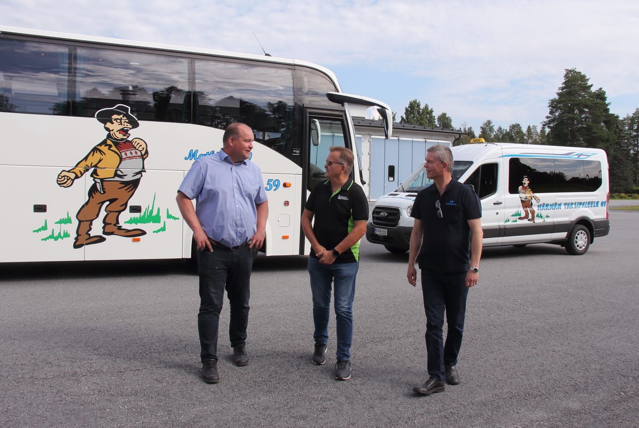 Yrityskaupan takseja on jo uuden omistajan väreissä. Härmän Liikenne Oy:n toimitusjohtaja Sami Heinimäki, omistaja Vesa Salo ja Härmän Taksipalvelu Oy:n toimitusjohtaja Veli-Matti Huhtala esittelevät kalustoa.