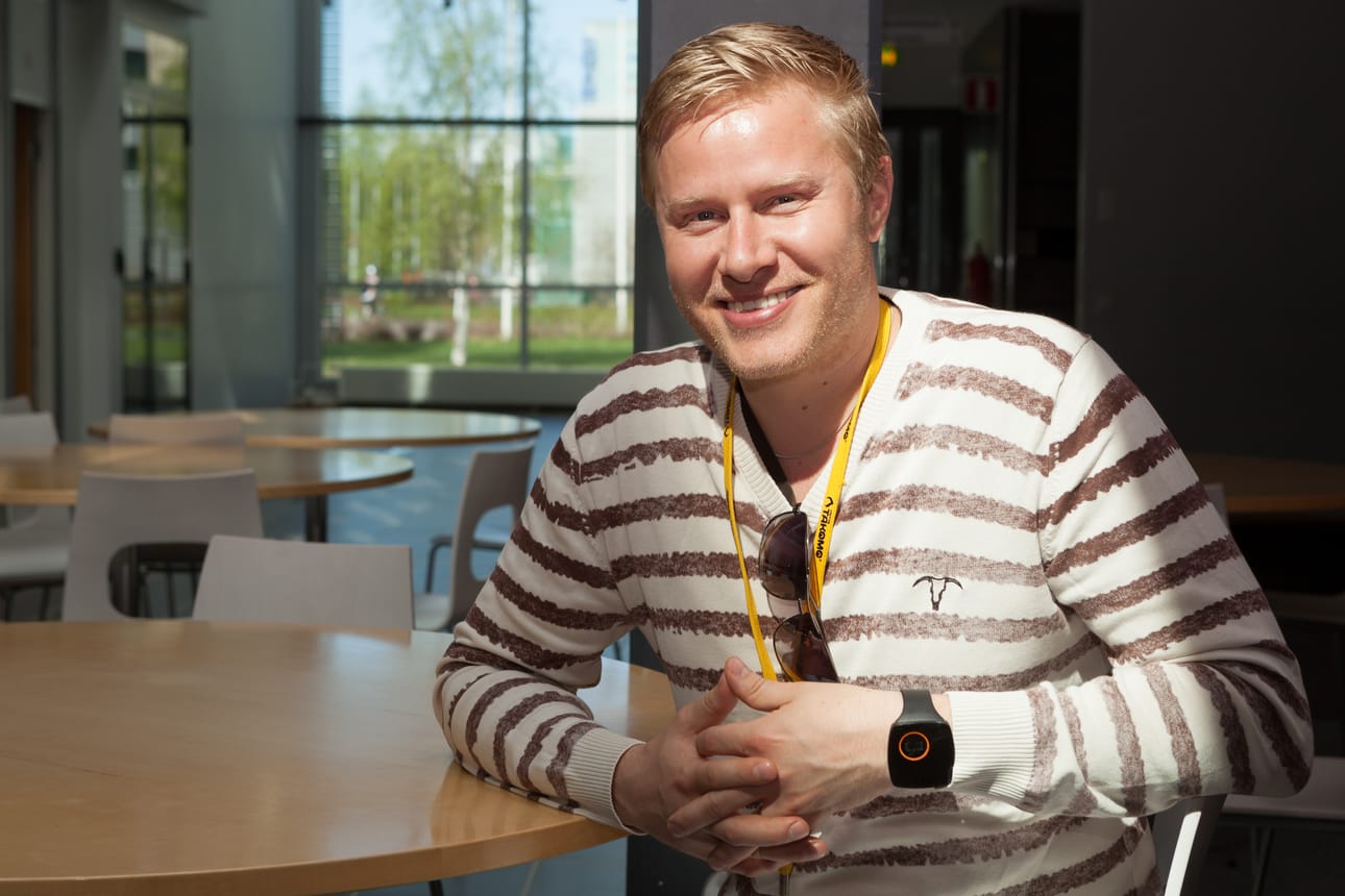 FilmMen Lauri Salovaaran ranteessa on laite, jolla kameraa ohjataan etänä. Automaattisesti kohdettaan seuraava tallennus käynnistyy laitteen avulla yhdellä napin painalluksella.