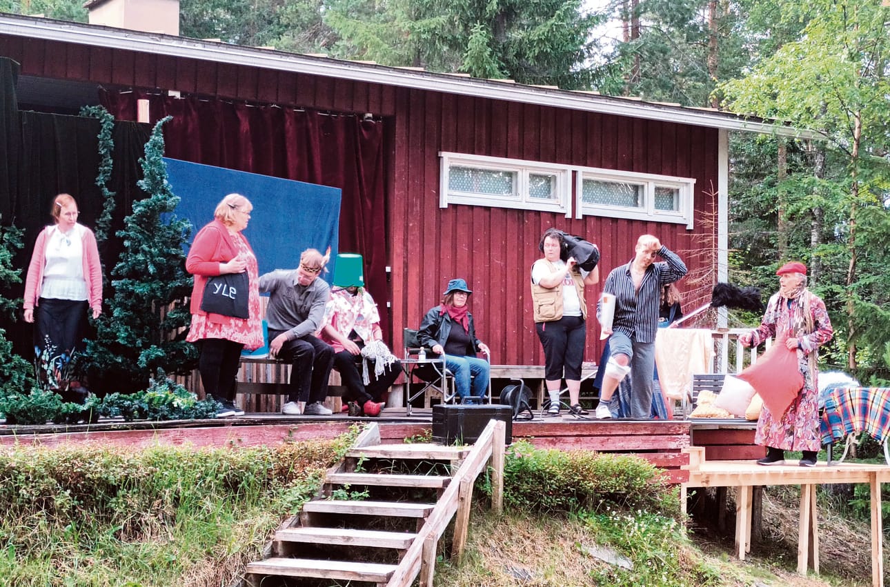 Tilanteessa ollaan pinteessä useastakin eri syystä, kun paikalle saapuva ruustinna (Suutala) näkee, mitä puuhaavat tuotantopäällikkö (Levelä), inkkari (Mäki-Lahna), tuntematon (Pärnänen), tuotantovastaava (Kuismin), kuvaaja (Hakala), Falle Jäger (Kiilunen), assistentti (Valtaala) sekä kovasti eksynyt mies (Sissala).