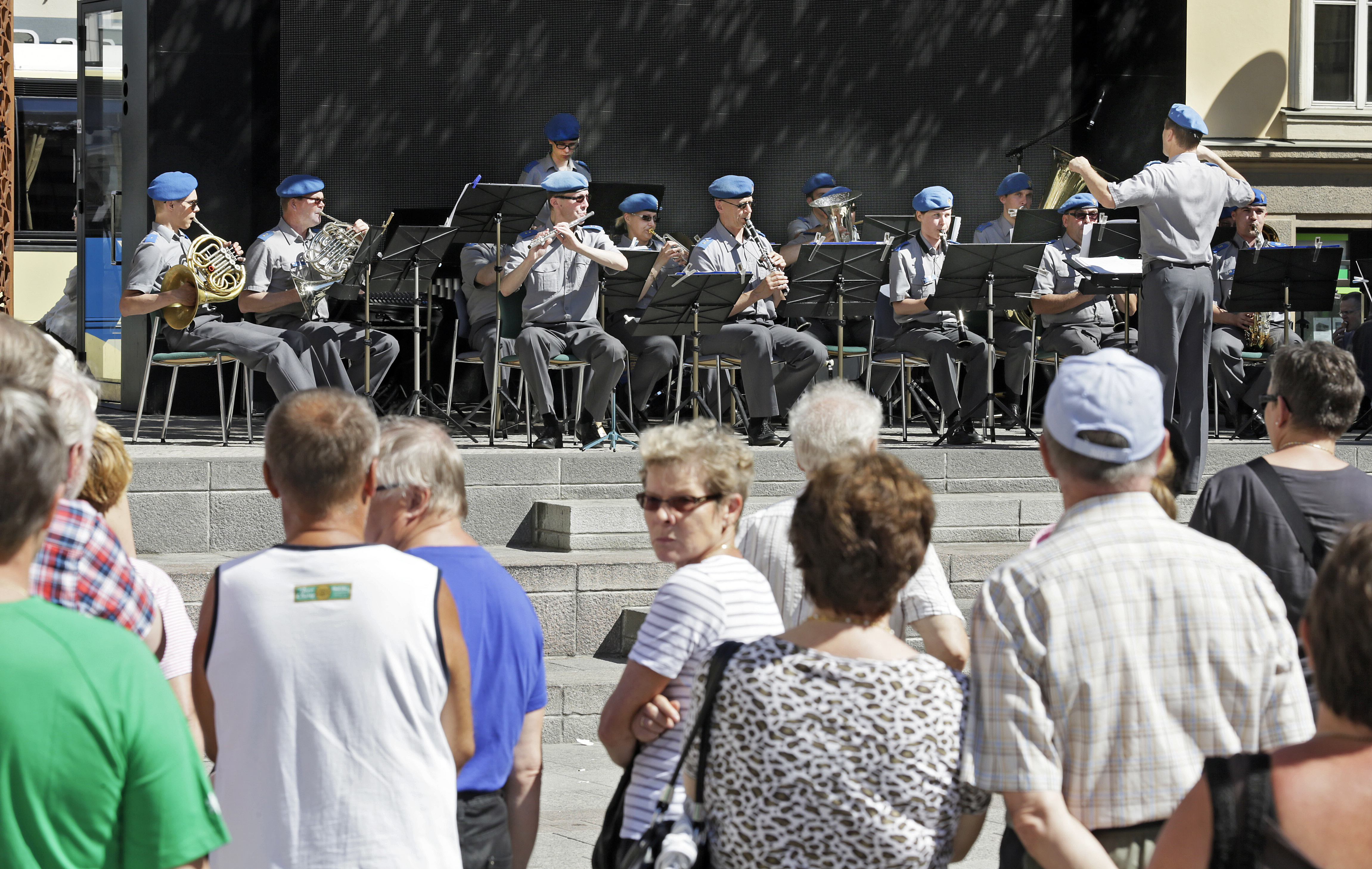 Pohjan sotilassoittokunta esitti konsertissa Oulu-aiheista musiikkia.