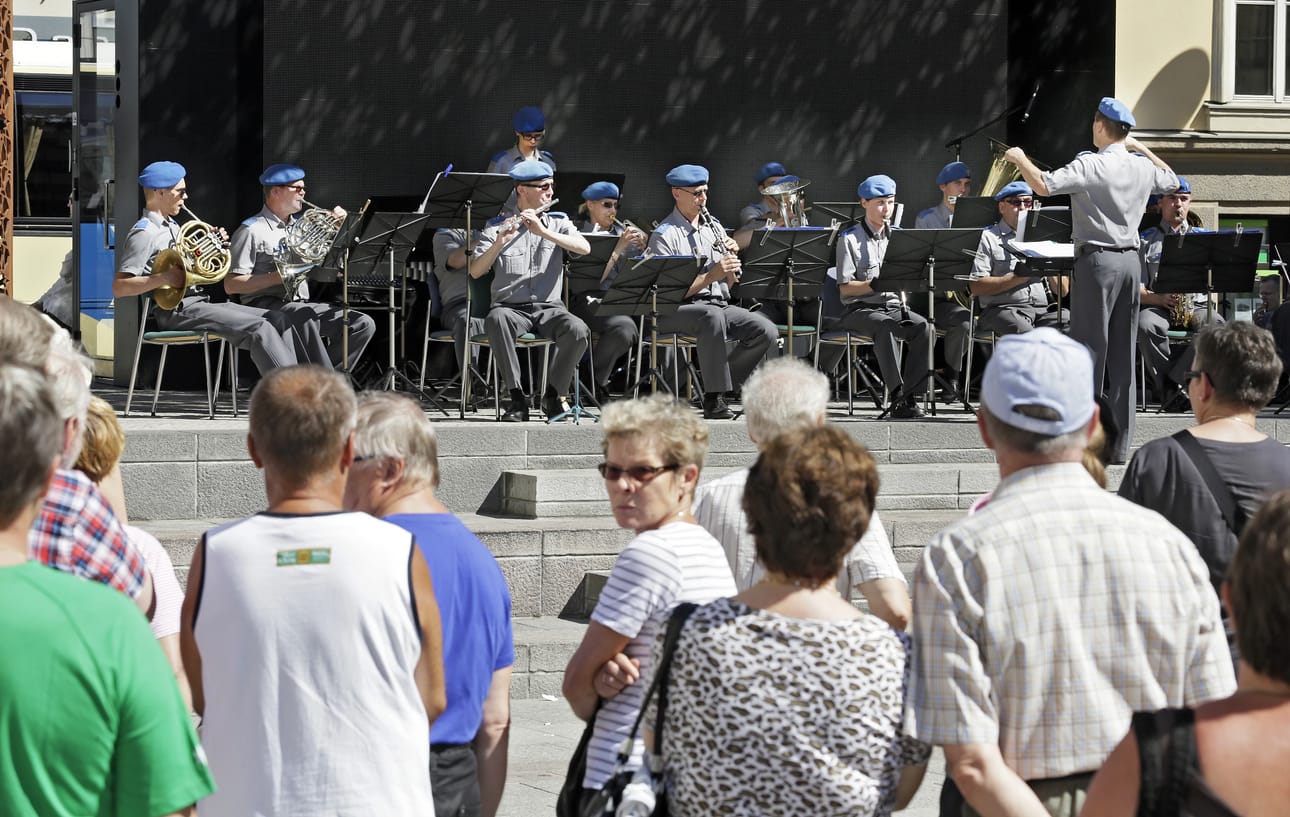 Pohjan sotilassoittokunta esitti konsertissa Oulu-aiheista musiikkia.