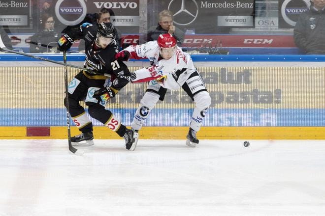 Kärppien Otto Karvinen sitoo Sportin Miro lehtimeän mailan kainaloonsa. KUVA: TEIJA SOINI
