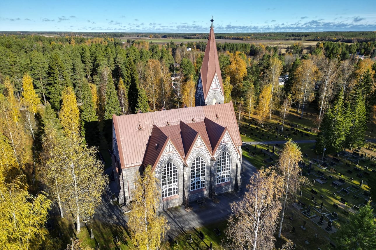 Kirkkoherra Jyrki Jormakan mukaan seurakunnan työntekijäresurssit eivät riittäneet saattohartauksien järjestämiseen, mutta yritykset tulivat apuun.