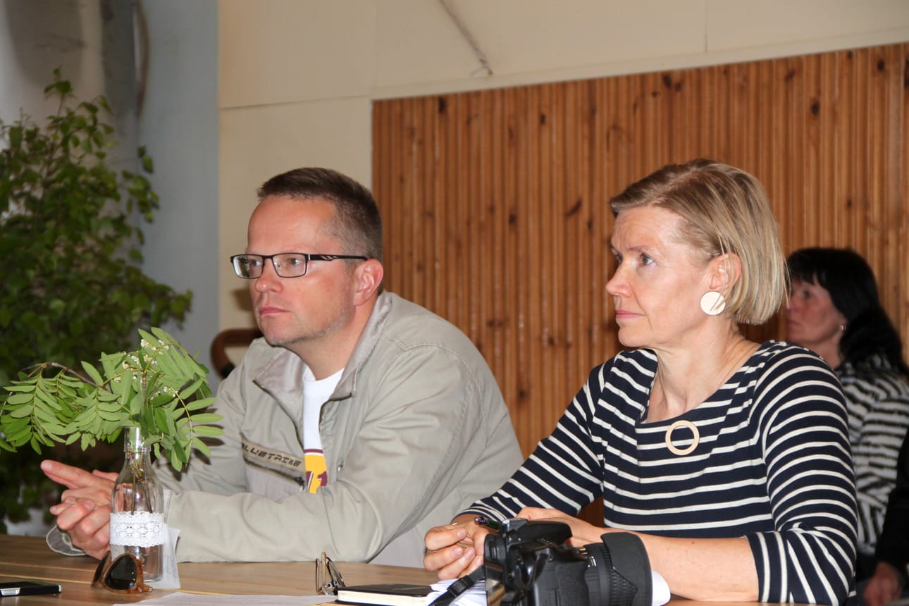 Kaupunginjohtaja Tomi Timonen ja projektipäällikkö Aila Ryhänen kuuntelivat kiinnostuneina, mitä kaikkea Pudasjärven kylillä touhutaan.