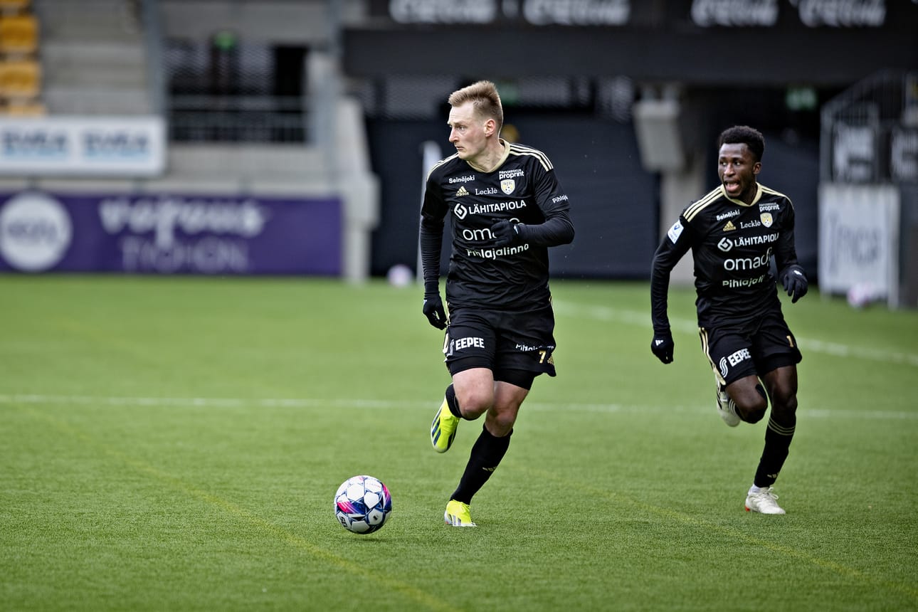 Rasmus Karjalainen sijoitti pallon rangaistuspotkusta vasempaan yläkulmaan. Arkistokuva.