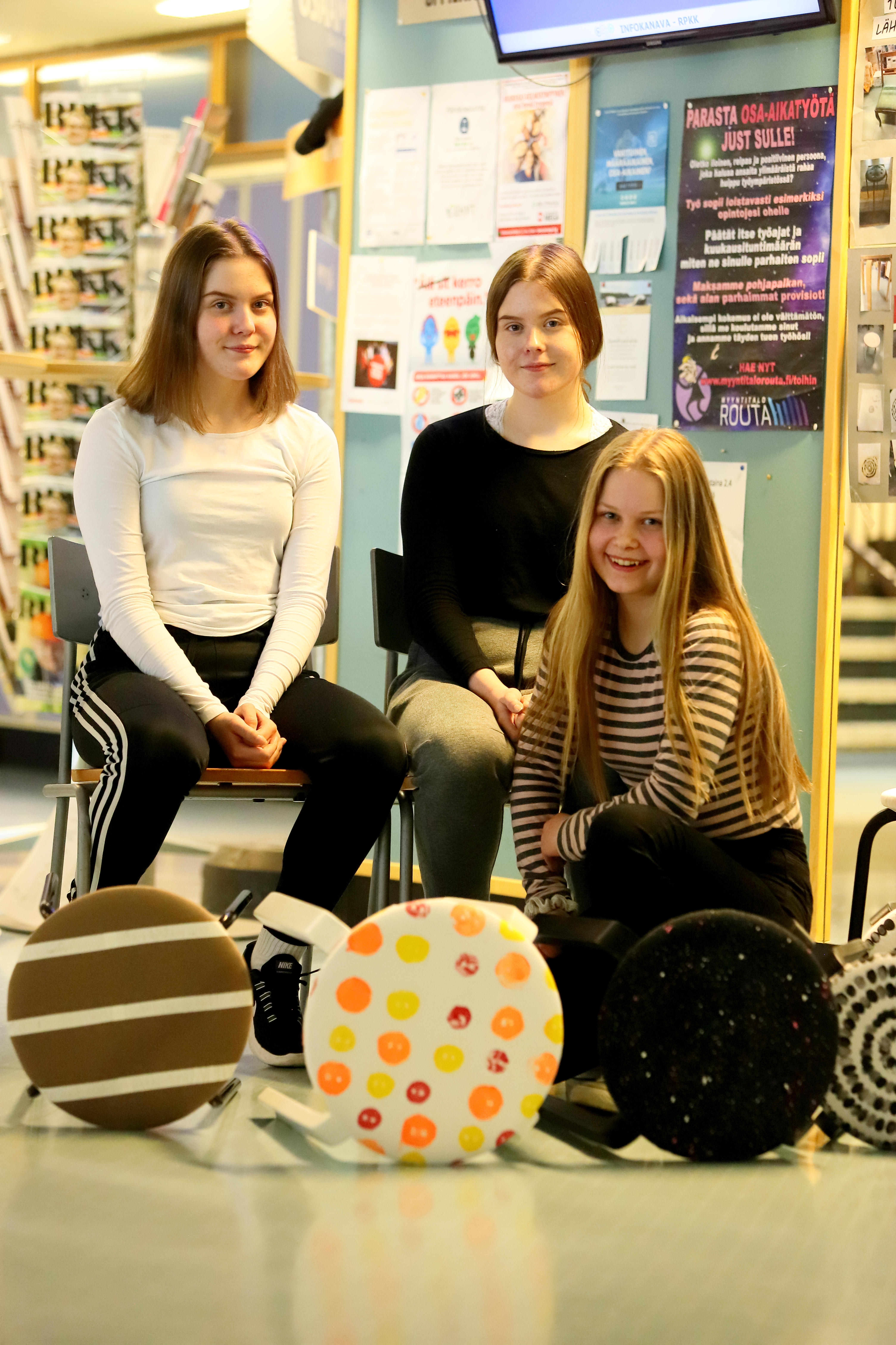 Jenni Alamikkelän (vasemmalla), Jonna Alamikkelän ja Nea Kokon lisäksi projektissa oli mukana kahdeksan muuta Saloisten koulun oppilasta.
